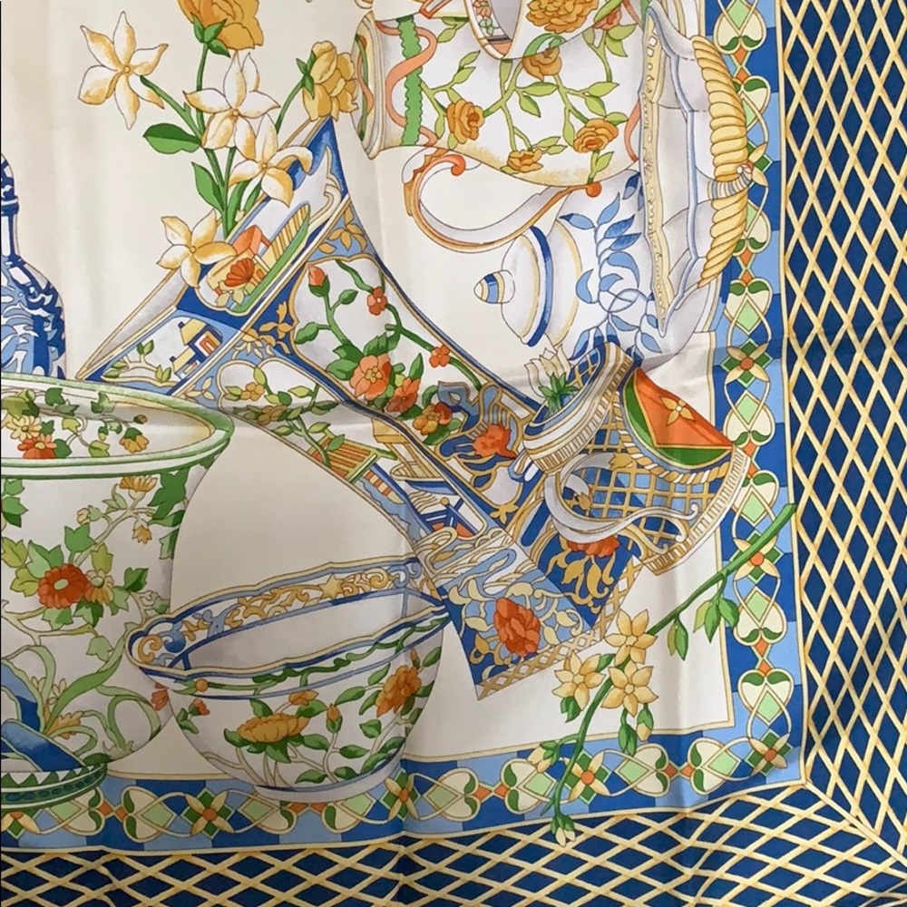 Authentic Gucci silk scarf - Picture 4 of 8